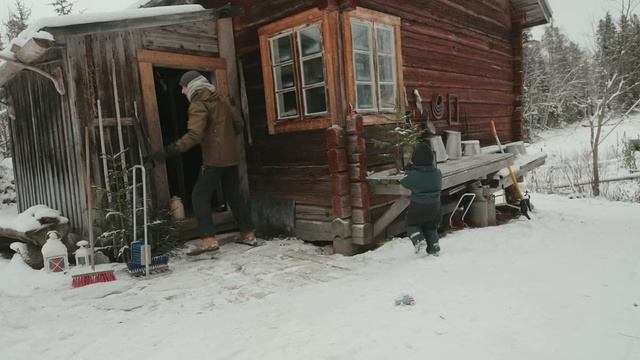 This Family has been Living in a Cabin in the Swedish Woods for 10 years | Day in Life смотреть онлайн