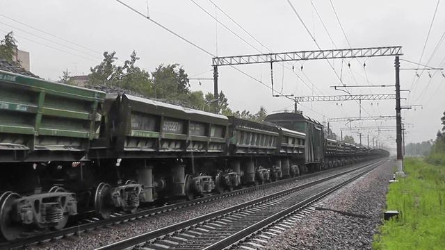 "Ливень съёмке не помеха" Электровоз ВЛ10-1235 с грузовым смотреть онлайн