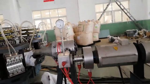 Линия для производства дрежных однолойных гофрированных труб из PE смотреть онлайн