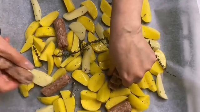 Колбаски с картошкой в духовке. Отличная идея быстрого ужина! Вкусно и просто. Вот это Кухня! смотреть онлайн