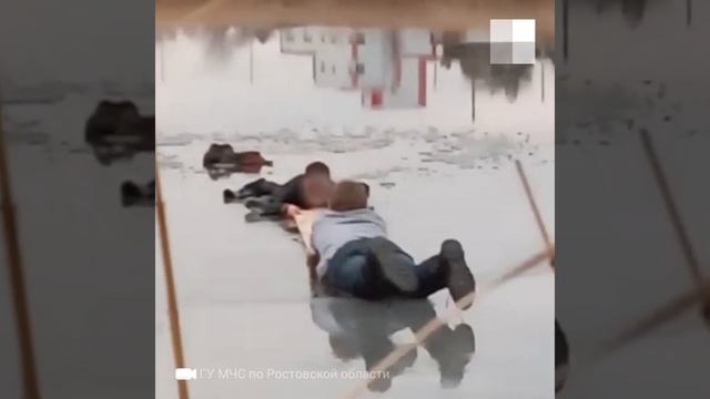 пос. Кулешовка, Ростовская область: школьника вытащили из-подо льда смотреть онлайн