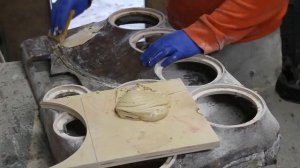 Как обтянуть дверные карты кожей. Как выставить кольца. Как сделать дверные карты