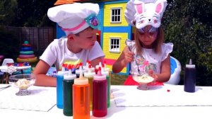 Катя и Макс украшают мороженое