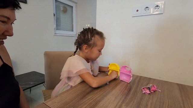 Распаковка новой игрушки, от Оливии. смотреть онлайн