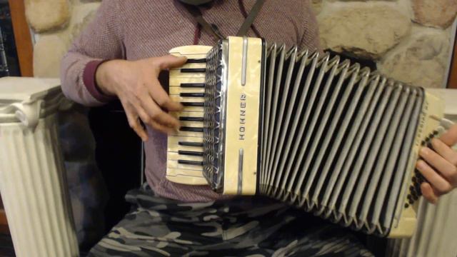 4638 - Cream Hohner Imperial IIA Piano Accordion 25 32 $799 смотреть онлайн