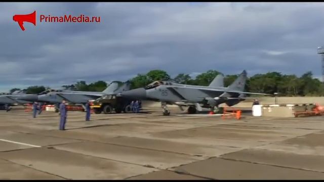 Боевой самолет приземлился на федеральную трассу в Приморье смотреть онлайн