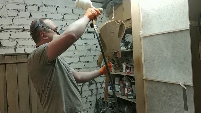 грунтуем заказную гитару Павла Ждановича смотреть онлайн