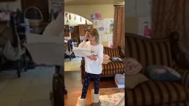 Дочка Милы Йовович читает сказку собственного сочинения, написанную на русском зыке. смотреть онлайн