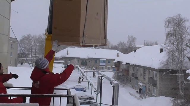 Поднимаем два пианино через балкон на третьем этаже (Тюмень, январь 2015 года) смотреть онлайн