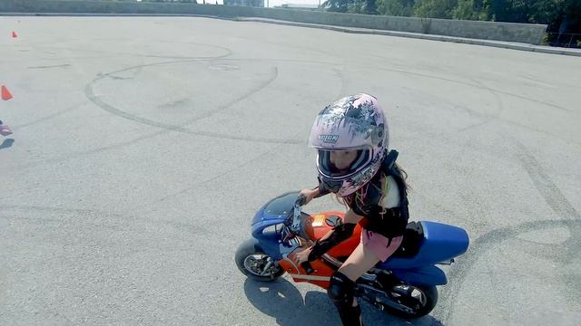 Мини мото покатушки Ялта, Никита. Бензиновые мотоциклы и девчонки 4 и 6лет смотреть онлайн