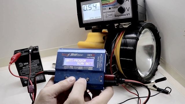 Как зарядить 6V аккумулятор фонарика при помощи автомобильного 12V зарядного устройства Бережок V1 смотреть онлайн