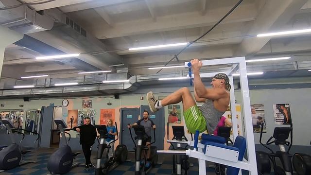 Упражнение на нижний сегмент пресса в горизонте параллельным хватом в зале смотреть онлайн