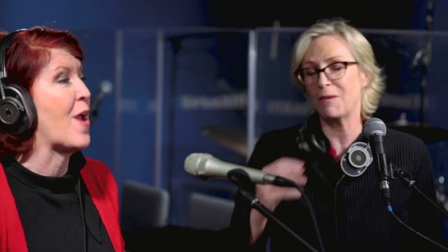 Jane Lynch & Kate Flannery - "Jingle Bells" [LIVE @ SiriusXM] смотреть онлайн