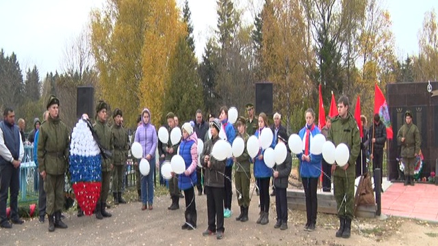 СПЕЦИАЛЬНЫЙ РЕПОРТАЖ. Чьи останки покоятся в братской могиле в Каменке смотреть онлайн