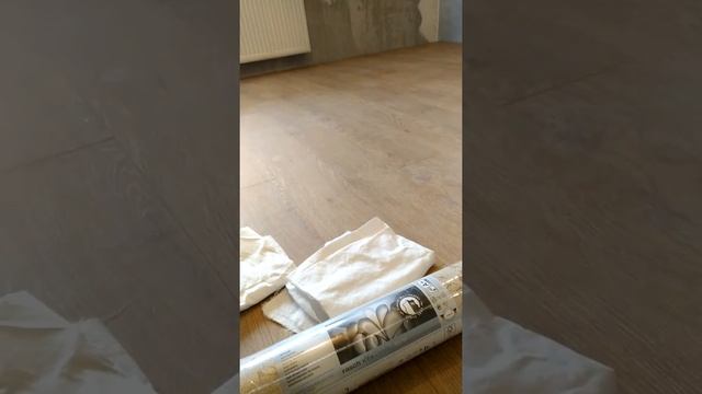 Поклейка обоев на стены в стык, как поклеить кривой угол. Часть 1. Описание смотреть онлайн