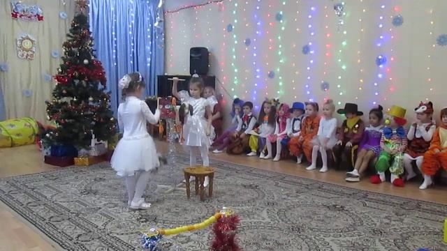 Новый год в д\с " Мальвина"( 8). 25 декабря 2019. Клязьма. Видео Ивана Клязьминского. смотреть онлайн