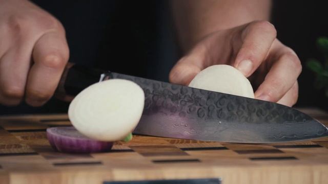 Готовим вкуснейшую Брускетту из ржаного хлеба с сельдью и соусом из маринованных огурцов с томатами смотреть онлайн