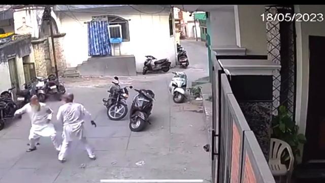 Cctv camera footage / Two old men real fight in the street. смотреть онлайн