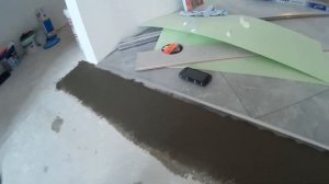 Алюминиевый порог. Стык плитки и ламината. Разный уровень по высоте.