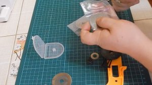 Как заменить лезвия у раскройного ножа  (роликовый нож)