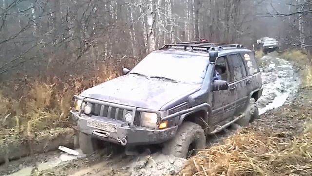 Chevrolet Suburban in the mud смотреть онлайн
