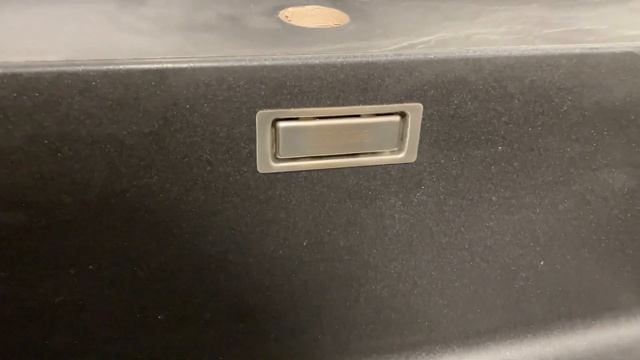 Odissey | Кухня с белыми глянцевыми фасадами и темной столешницей из HPL с подклееной мойкой Blanco