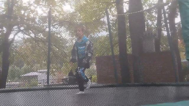 ПРЫГАЮ И КУВЫРКАЮСЬ НА БАТУТЕ!!! Я НА ТУРБАЗЕ 