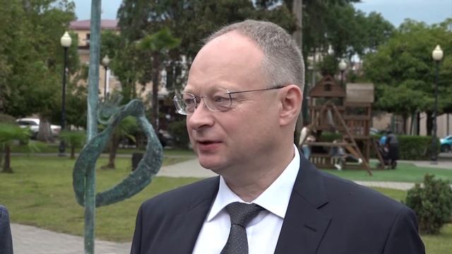 В Сухуме открыли скульптуру символу мира и доброты «Одуванчик» смотреть онлайн