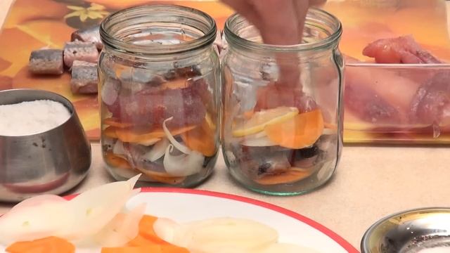 Как вкусно засолить селедку. Селедка по-голландски. Домашняя засолка селедки. смотреть онлайн