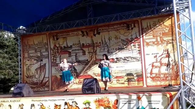 Великий Новгород 16.09.2018 праздник - бабёхи поют что-то в русском народном патриотическом стиле смотреть онлайн
