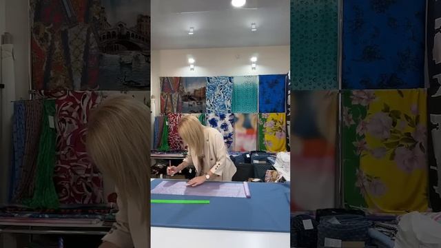 Моделировать брюки сразу на ткани с глубокими, мягкими складками и зауженные к низу смотреть онлайн