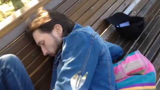 У мужика Сон со вторника по среду l Мужик спит на лавке смотреть онлайн