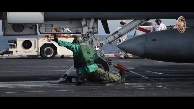 U.S. Navy Aircraft Carrier USS Dwight D. Eisenhower (CVN 69) Conduct Flight Deck Operations смотреть онлайн