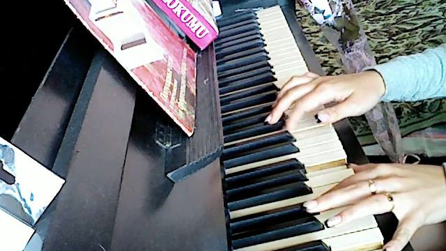 Listen To Your Heart девушка сыграла красиво на фортепиано смотреть онлайн