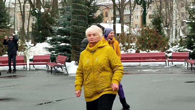 ПОТАНЦУЙ СО МНОЙ, Я СЕГОДНЯ ШАЛАЯ! ТАНЦЫ В ПАРКЕ ГОРЬКОГО ХАРЬКОВ СЧАСТЛИВЫЕ ДНИ смотреть онлайн