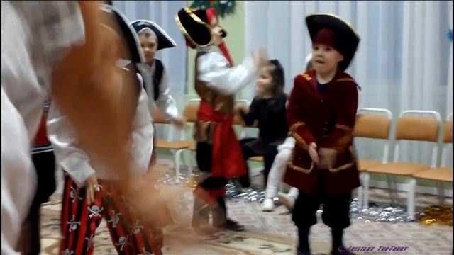 Самый зажигательный новогодний танец маленьких пиратов. / New Year's dance of the little pirates. смотреть онлайн