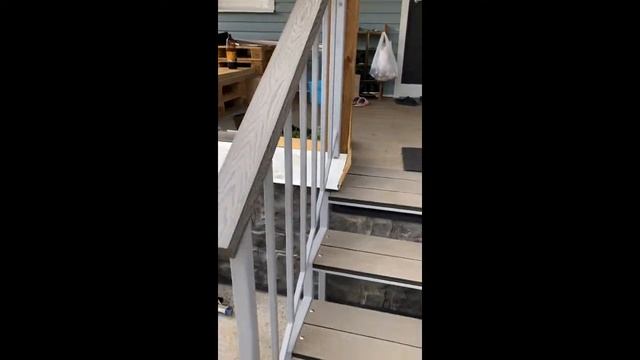 Уличная лестница на открытом металлокаркасе с отделкой ступеней ДПК смотреть онлайн