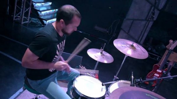 НеШкола Барабанов, Рязань. Он тебя целует, Cover.