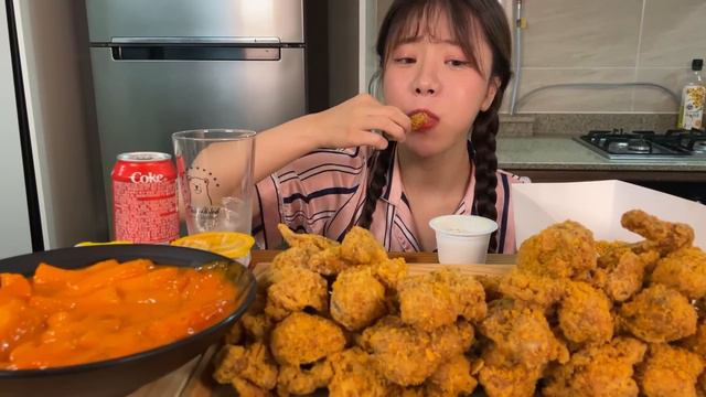 새벽에 배고프다고 치킨 몇마리를 박살내는거니..? 떡볶이 10인분은 후식이라고?😨ㅣ치킨 먹방 Korean Fried Chicken & Spicy tteokbokki Mukbang смотреть онлайн