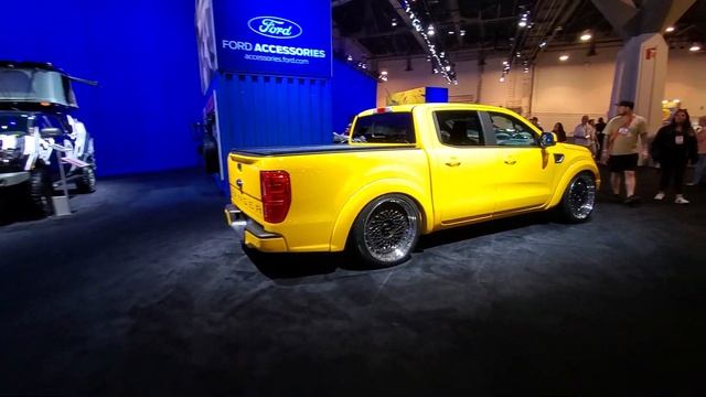 Jay Leno's Ford Bronco at SEMA on DAN-O-VISION... смотреть онлайн