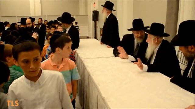 Harav Azriel Auerbach Visits Lakewood for first time смотреть онлайн