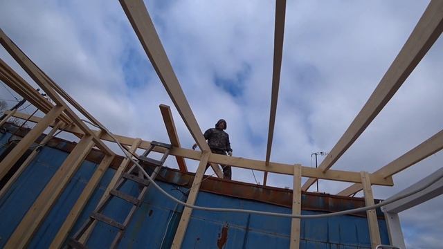 Дом из бытовки своими руками/муж делает крышу/покрасила веранду.