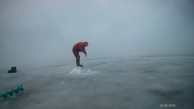 Зимняя рыбалка на Финском заливе. Ловля Корюшки. смотреть онлайн