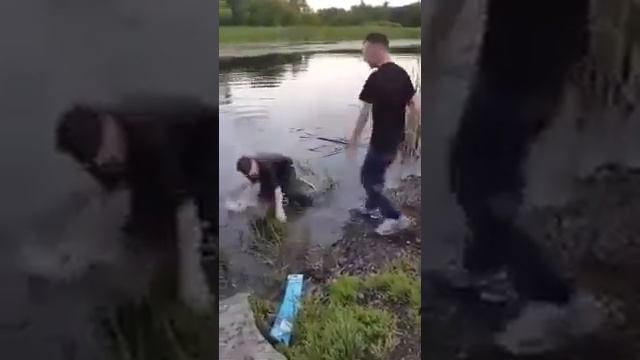 Funny video of two drunk guys fighting next to a lake смотреть онлайн