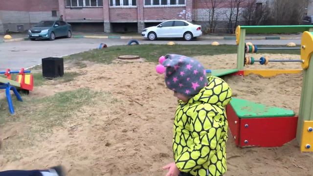 Мы пошли погулять! Или как найти СОКРОВИЩА на ДЕТСКОЙ площадке?!! смотреть онлайн