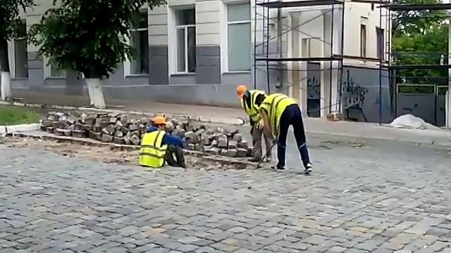 Демонтаж брусчатки на Леинской смотреть онлайн