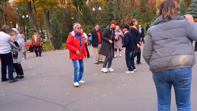 А БЕЛАЯ ЗИМА НАЧАЛАСЬ ВНЕЗАПНО! ТАНЦЫ В ПАРКЕ ГОРЬКОГО ХАРЬКОВ СЧАСТЛИВЫЕ ДНИ смотреть онлайн