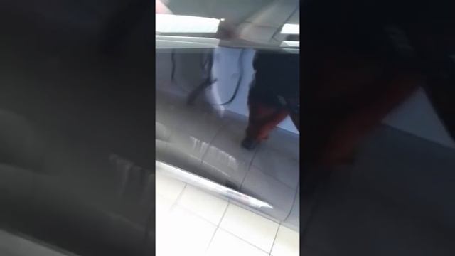 Через ОДИН ЧАС ДВАДЦАТЬ МИНУТ МАШИНА ВЫГЛЯДИТ ТАК. Осталось ее сверху вытереть. Автомойка. смотреть онлайн