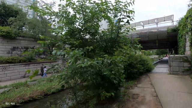[4K] Cheonggyecheon Stream In Seoul Korea, Walking From Cheonggye Plaza To Cheonggye Fountain 청계천 걷