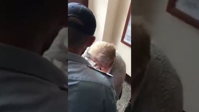 Бабульку приняли за ягоду, это Комсомольск на Амуре!